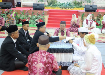 ISBAT NIKAH-PJ Bupati Tapin M Syarifudin MPd saat menjadi saksi Isbat nikah / nikah massal yang dilaksanakan pemerintah kabupaten Tapin dalam rangka memeriahkan peringatan hari jadi kabupaten Tapin ke 58.