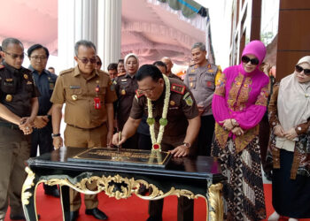 TANDATANGANI - Kajati Kalsel Dr Mukri SH MM saat penandatanganan prasasti pembangunan Kantor Kejari Tapin didampingi Pj Bupati Tapin M Syarifudin, Ketua DPRD Tapin H Yamani, dan Forkopimda Tapin, Selasa (5/12).