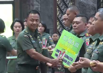 TERIMA TROPHY - Dandim 1010 Tapin Letkol Arh Pryoni Palebangan saat menerima trophy dan piagam penghargaan Lomba Karya Jurnalistik TMMD ke-118 di Aula Nasution, Markas Besar Tentara Nasional Indonesia (Mabesad), Jakarta Pusat, Rabu (6/12).