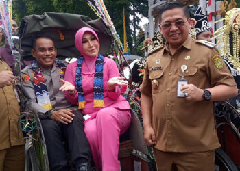 KAPOLDA Kalsel Irjen Pol Andi Rian Djajadi, Wakapolda Brigjen Pol Rosyanto Yudha Hermawan dan Walikota H Ibnu Sina saat ikut konvoi mengantarkan 155 pasangan ke hotel berbintang untuk berbulan madu.