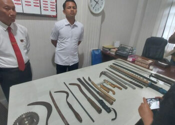 KASAT Reskrim Polres Banjarbaru Iptu Zuhri Muhammad saat memperlihatkan barang bukti para remaja diduga gangster usai diamankan petugas. (Foto: jjr)