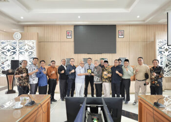 KOMISI II DPRD Kalsel berfoto bersama saat menerima kunjungan studi komparasi dari gabungan Komisi III DPRD NTB.