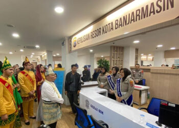 WALIKOTA Banjarmasin H Ibnu Sina didampingi Ketua TP PKK Hj Siti Wasilah saat meninjau layanan SIM Polresta Banjarmasin di MPP Baiman Mitra Plaza, Kamis (7/12).
