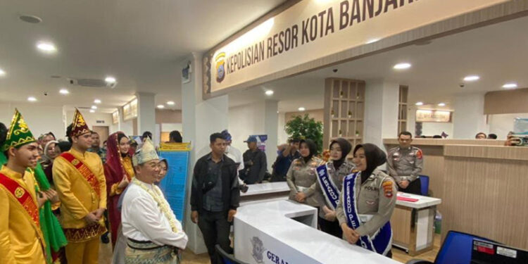 WALIKOTA Banjarmasin H Ibnu Sina didampingi Ketua TP PKK Hj Siti Wasilah saat meninjau layanan SIM Polresta Banjarmasin di MPP Baiman Mitra Plaza, Kamis (7/12).