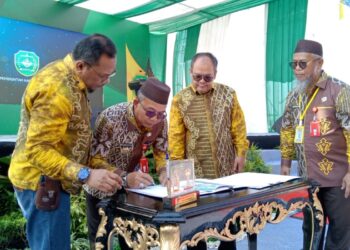 Pj Bupati Tapin M Syarifudin MPd bersama Direktur PT BRE Asep Edwin Firdaus saat penandatanganan kesepakatan penanaman rehabilitasi.