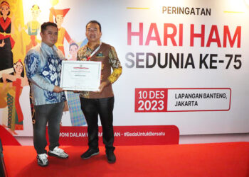 TERIMA PENGHARGAAN - Pj Bupati Tapin M Syarifudin bersama kepala bagian hukum saat menerima penghargaan sebagai kabupaten peduli HAM dari Kementerian Hukum dan HAM RI di Jakarta, Minggu (10/12).