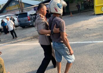 KAPOLRESTA Banjarmasin Kombes Pol Sabana Atmojo Martosumito saat memapah korban kecelakaan, Kamis (21/12) sekitar pukul 07.35 Wita.