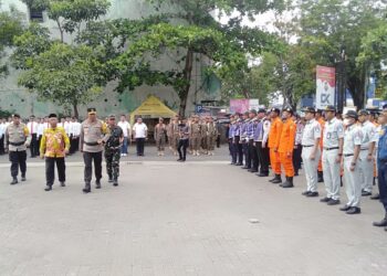 GELAR PASUKAN - Kapolda Kalsel Irjen Pol Winarto SH MH saat memimpin acara Apel Gelar Pasukan Operasi Terpusat Lilin 2023 di lapangan Kamboja Banjarmasin dalam rangka pengamanan jelang nataru, Kamis (21/12) sore.