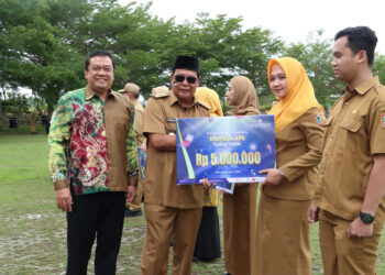 GUBERNUR Kalsel Sahbirin Noor didampingi Direktur Kepatuhan Bank Kalsel IGK Prasetya saat menyerahkan hadiah Undian SIMPEDA KPE Periode IX Tahun 2023.