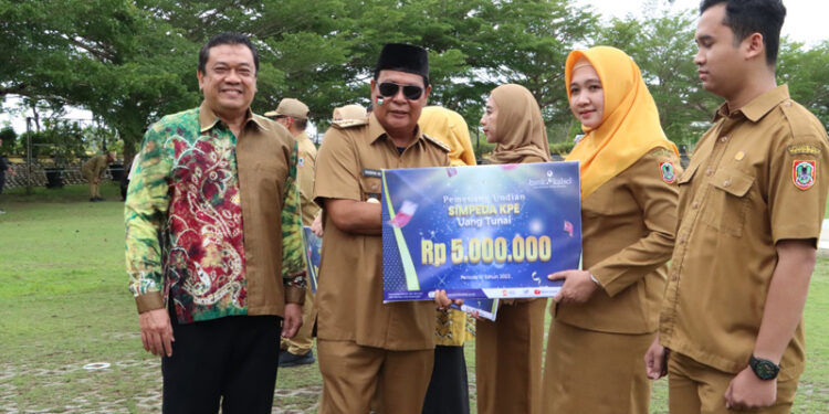 GUBERNUR Kalsel Sahbirin Noor didampingi Direktur Kepatuhan Bank Kalsel IGK Prasetya saat menyerahkan hadiah Undian SIMPEDA KPE Periode IX Tahun 2023.