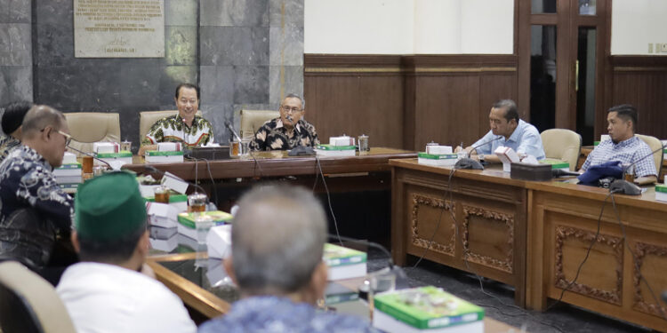 STUDI KOMPARASI - Bangar dan Banmus DPRD Provinsi Kalsel saat melakukan studi komparasi ke DPRD DIY untuk penyesuaian terhadap Peraturan Presiden (Perpres) Nomor 53 tahun 2023 tentang Standar Harga Satuan Regional, Jumat (15/12) pagi.