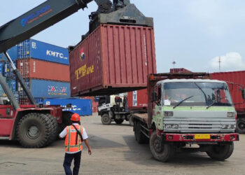 POLISI saat mengawal distribusi logistik pemilu dari Gate TPKB Jalan Barito Hilir Pelabuhan Trisakti Banjarmasin.