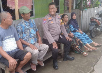 Personel Bhabinkamtibmas Kuin Selatan Polsek Banjarmasin Barat Aipda Andik saat bersama warga binaan.