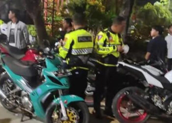 POLANTAS mengamankan puluhan motor saat razia.