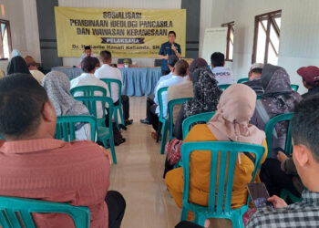 ANGGOTA DPRD Kalsel Dr H Karlie Hanafi Kalianda SH MH saat memaparkan Sosialisasi Pembinaan Ideologi dan Wawasan Kebangsaan dengan tema Pedoman Penghayatan dan Pengamalan Pancasila di Kecamatan Mekarsari, Kabupaten Barito Kuala, Selasa (26/12).