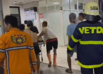 BARISAN pemadam kebakaran saat mengevakuasi korban ke IGD RSUD Ulin Banjarmasin.