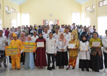 KADINSOS Kalsel melalui Kepala Panti RSPDNF Fajar Harapan Jumri bersama staf dan penyandang disabilitas berfoto bersama usai penutupan program resos.