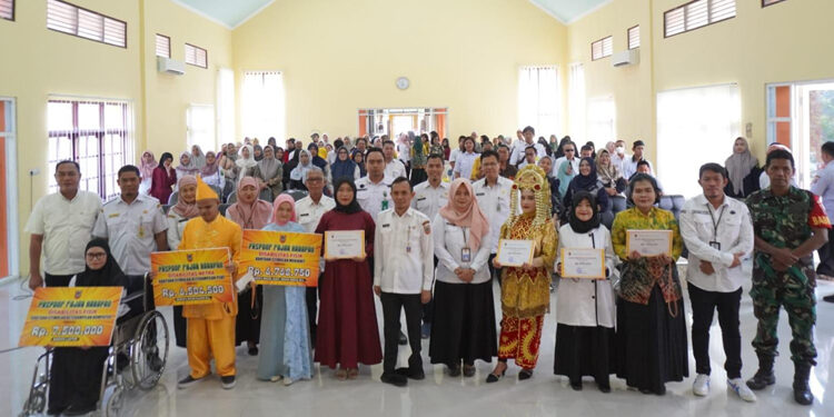 KADINSOS Kalsel melalui Kepala Panti RSPDNF Fajar Harapan Jumri bersama staf dan penyandang disabilitas berfoto bersama usai penutupan program resos.