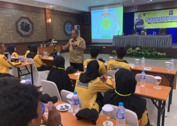 KABID Penanganan Bencana pada Dinsos Kalsel H Achmadi SSos saat menyampaikan materi pelatihan kepada peserta pemantapan Tagana Muda Kalsel, Kamis (7/12).