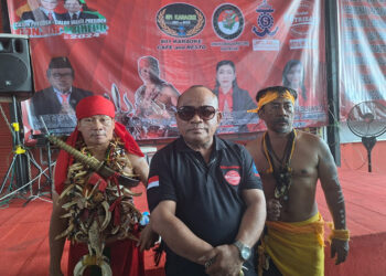 POLITISI PDIP Drs Saut Nathan Samosir MBA dan Eda Steven Lalung (Pangkalima Bangkirayen).