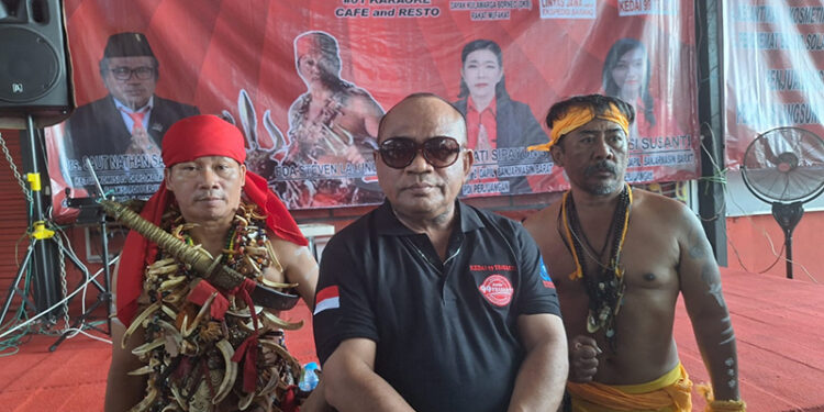 POLITISI PDIP Drs Saut Nathan Samosir MBA dan Eda Steven Lalung (Pangkalima Bangkirayen).