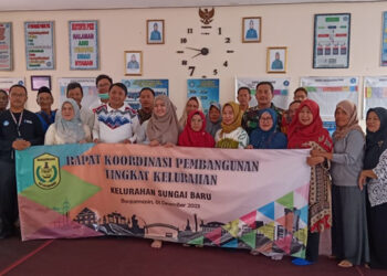 Lurah Sungai Baru Zelia Hadist dan Sekcam Banjarmasin Tengah Ahmad Faisal Anshory berfoto bersama warga usai Rakorbang Tingkat Kelurahan Tahun 2024.