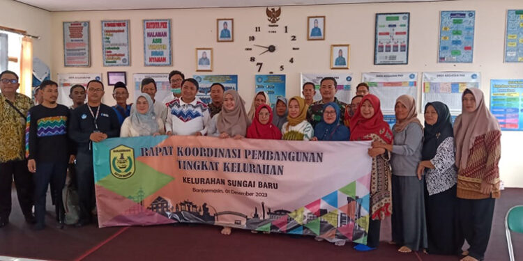 Lurah Sungai Baru Zelia Hadist dan Sekcam Banjarmasin Tengah Ahmad Faisal Anshory berfoto bersama warga usai Rakorbang Tingkat Kelurahan Tahun 2024.