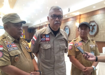 PENDIRI Tagana Indonesia Andi Hanindito (tengah) didampingi Kabid Penanganan Bencana pada Dinas Sosial Provinsi Kalsel H Achmadi SSos (kiri) dan Sekretaris Dinsos Murjani (kanan) saat menyampaikan keterangan pers.