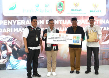 GUBERNUR Kalsel Sahbirin Noor didampingi Ketua Baznas Kalsel H Irhamsyah Safari menyerahkan secara simbolis bantuan warga Banua untuk rakyat Palestina, yang diterima melalui Wakil Ketua Baznas RI Mokhamad Mahdum.