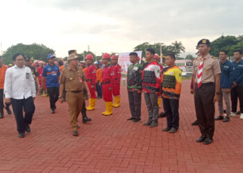 KESIAPAN PERSONIL-PJ Bupati Tapin M Syarifudin MPd saat bersama - sama mengecek kesiapan personel dan peralatan pada apel siaga bencana di kabupaten Tapin.