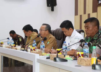 RAPAT KOORDINASI-Asisten Pemerintahan dan Kesra H Zainal Abidin SSos MM saat memimpin rapat koordinasi antasifasi bencana banjir, tanah longsor dan angin puting beliung bersama lintas sektor terkait di kabupaten Tapin. 