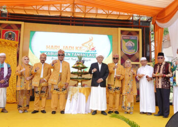 GUBERNUR Kalsel Sahbirin Noor didampingi Pj Bupati Tala Syamsir Rahman foto bersama dengan pejabat dan ulama, pada peringatan Hari Jadi ke-58 Kabupaten Tanah Laut, Selasa (5/12). 