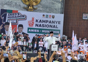 CAPRES Anies Rasyid Baswedan saat menyampaikan orasi kampanye nasionalnya di hadapan ribuan pendukungnya di gedung Sultan Suriansyah di Banjarmasin, Selasa (5/12). 
