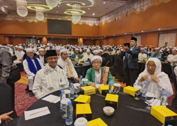 BERSAMA HABAIB DAN ULAMA - Calon Presiden RI nomor urut 1 Anies Rasyid Baswedan bersama habaib dan para ulama se-Kalsel, saat Silaturahmi dan Doa Bersama di Galaxy Hotel Banjarmasin, Selasa (5/12) siang. Pertemuan ini merupakan rangkaian kegiatan kampanye nasional Anies Baswedan selama berada di Kalsel. 