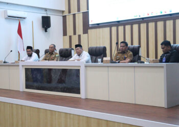 MTQ TAPIN-Rapat persiapan MTQ tingkat kabupaten Tapin yang dipimpin asisten pemerintahan dan pembngunan H Zainal Abidin SSos MM bersama jajaran pejabat di Kantor Kementerian Agama Kabupaten Tapin. 