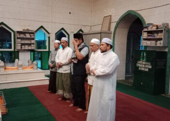PAMAN Birin (tengah) didampingi Guru Supian ketika berziarah di Makam Syekh Arsyad Al Banjari atau Datu Kalampayan.