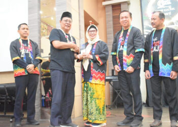 PENGHARGAAN-Gubernur Kalsel H Sahbirin Noor bersama Kepala Balai Penjaminan Mutu Pendidikan Provinsi Kalsel Yuli Haryanto SE MSI, saat menyerahkan piagam penghargaan kepada Hj Irnawati SPd MM Kepala Dinas Pendidikan Kabupaten Tapin pada penganugrahan BPMP Kalsel Award tahun 2023. 