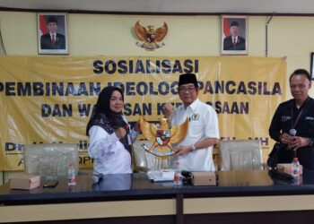 LAMBANG NEGARA - Anggota DPRD Kalsel, DR.H.Karlie Hanafi Kalianda, SH.MH menyerahkan cindera mata berupa uiran lambang negara Garuda Pancasila yang diterima Kepala Dinas Pertanian Tanaman Pangan dan Hortikultura (DTPH) Kabupaten Barito Kuala, di Marabahan.