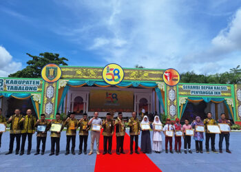 GUBERNUR Kalsel Sahbirin Noor dan Bupati Tabalong H Anang Syakhfiani betfoto bersama usai menyerahkan penghargaan kepada pejabat dan masyarakat berprestasi.