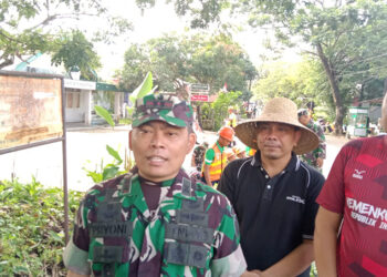 DANDIM 1010 Tapin Letkol Arh Pryoni Palebangan saat kegiatan pembersihan drainase di sepanjang jalan MTQ Kecamatan Tapin Utara.
