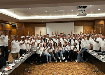 DIREKTUR Progresif Wilayah Kalimantan Selatan M Akbar Utomo Setiawan berfoto bersama di Gedung Smesco, Jakarta Selatan.