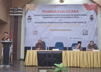 ANGGOTA Komisioner Bawaslu Kalsel Thessa Aji Budiono saat membacakan sambutan.