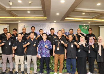 DIREKTUR Utama Bank Kalsel Fahruddin dan Prof Dr Haryono Umar berfoto bersama usai Pelatihan Internal Pencegahan Korupsi pada Badan Usaha.