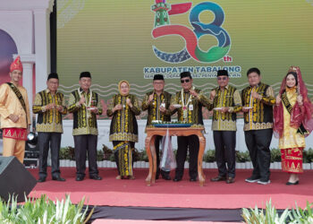 FOTO BERSAMA - Gubernur Kalsel Sahbirin Noor berfoto bersama dengan Bupati Tabalong Dr H Anang Syakhfiani MSi, Ketua DPRD Kalsel H Supian HK dan Tokoh Pemuda Kalsel H Sandi Fitrian Noor pada acara puncak peringatan Hari Jadi ke-58 Kabupaten Tabalong di  Tanjung, Jumat (8/12).