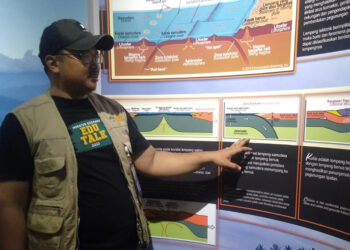 STAF Badan Pengelola Geopark Meratus Nur Arief saat menjelaskan terbentuknya bebatuan di Kalimantan Selatan yang ada di pusat informasi Geopark Meratus di kawasan Tahura Sultan Adam Mandiangin, Kabupaten Banjar.