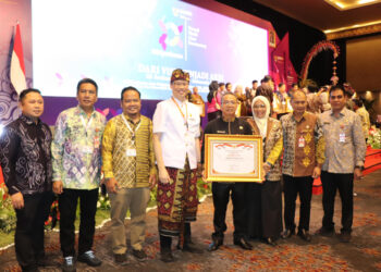 PENGHARGAAN-PJ Bupati Tapin M Syarifudin MPd saat menerima penghargaan apresiasi dan hasil evaluasi AKIP, RB dan ZI tahun 2023 dari Kementerian Pendayagunaan Aparatur Sipil Negara dan Reformasi Birokrasi memberikan penghargaan kepada pemerintah kabupaten Tapin atas prestasinya sebagai instansi pemerintah dengan implementasi RB tematik terbaik pada semua tema tahun 2023 di Jakarta (06/12).