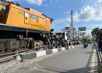 TERSANGKUT - Mobil truk bermuatan Crane yang tersangkut saat akan menaiki jembatan di Jalan Kolonel Sugiono Banjarmasin Tengah, Senin (11/12) siang.