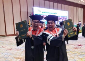 Sahrul Gunawan(kanan) raih gelar Magister Ilmu Tafsir Alquran.