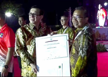PENGHARGAAN-PJ Bupati Tapin M Syarifudin MPd saat menerima penghargaan Kabupaten peduli HAM yang diserahkan oleh Menteri Hukum dan HAM RI Prof. Yasonna Hamonangan Laoly, S.H., M.Sc., Ph.D pada Peringatan Hari HAM Sedunia ke-75 Tahun 2023 , Minggu, 10 Desember 2023, bertempat di Lapangan Banteng Jakarta baru - baru tadi.