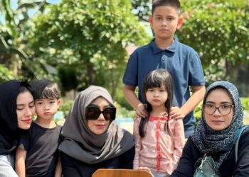 Syahnaz nyekar ke makam mertua.